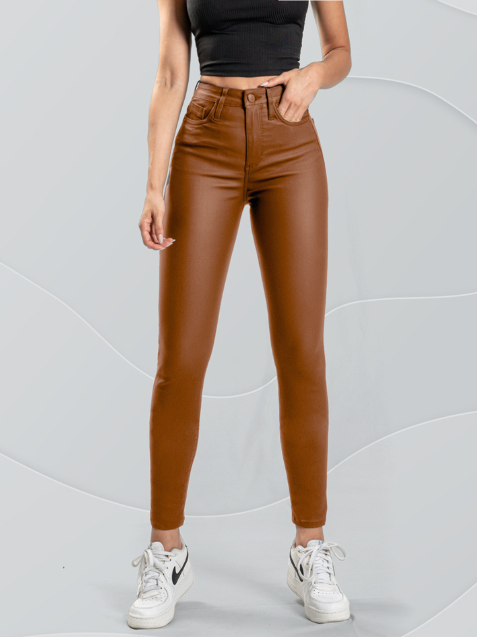 REF: DCN840 Pantalon en cuerina stretch, tiro alto