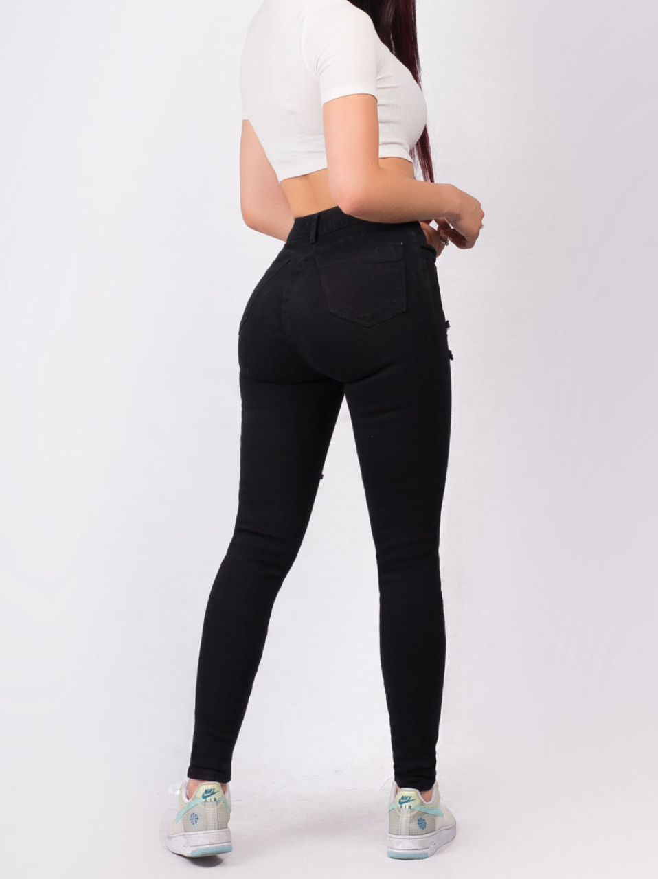 Ref: DCN744N Jean Skinny stretch, tiro alto, tono NEGRO con rotos